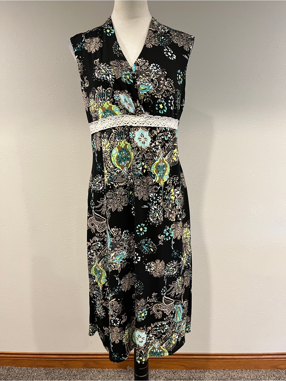Sleeveless Black Floral V-Neck Dress with Lace Waist
